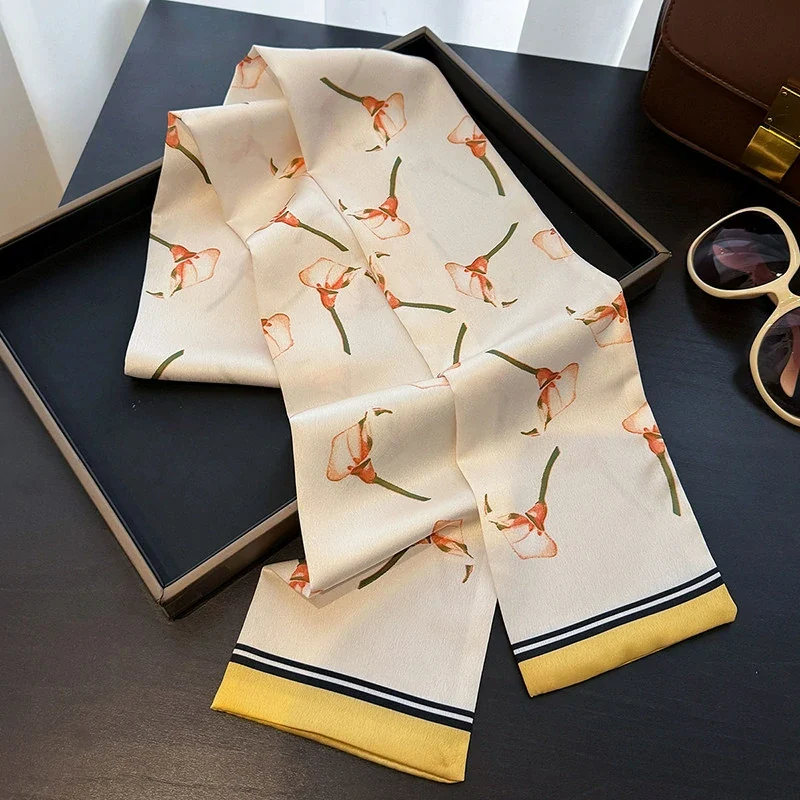 Elegante, botanische, bloemenprint, smalle sjaal met zijdeachtig gevoel, geschikt voor in de winkel.
