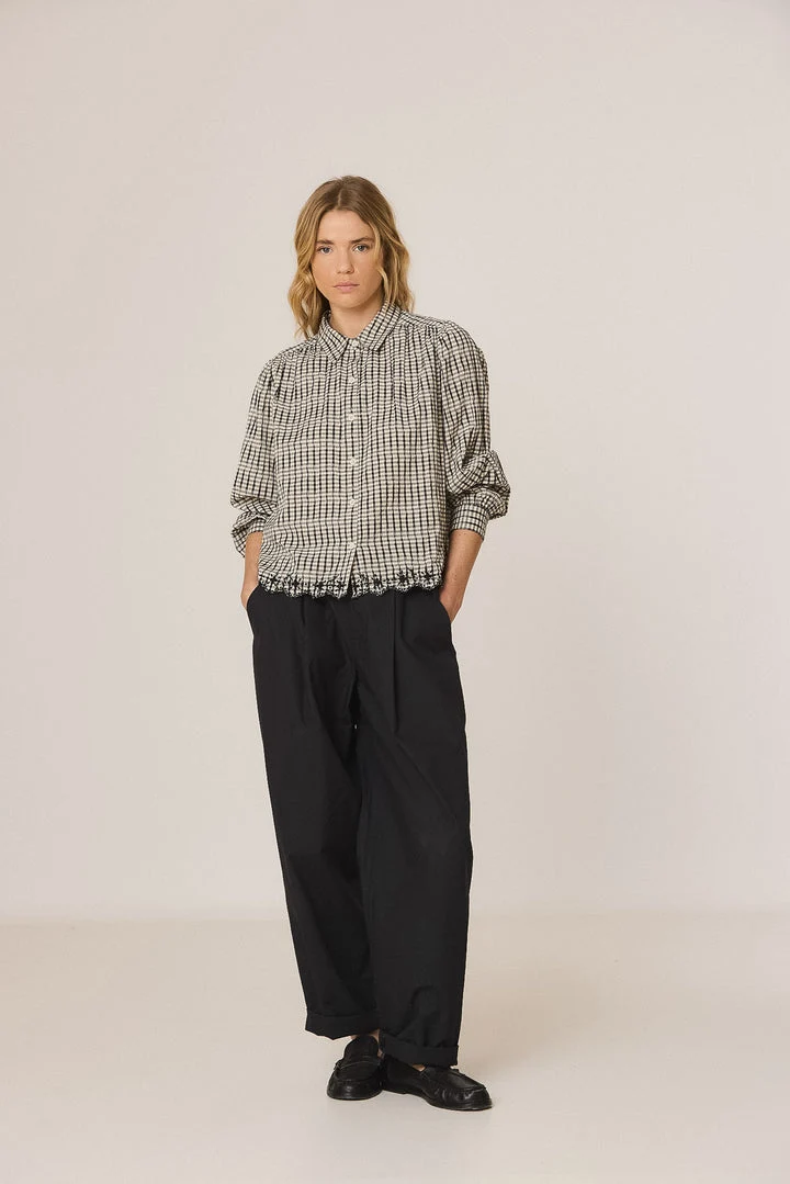 CONTRAST-EMBROIDERY blouse