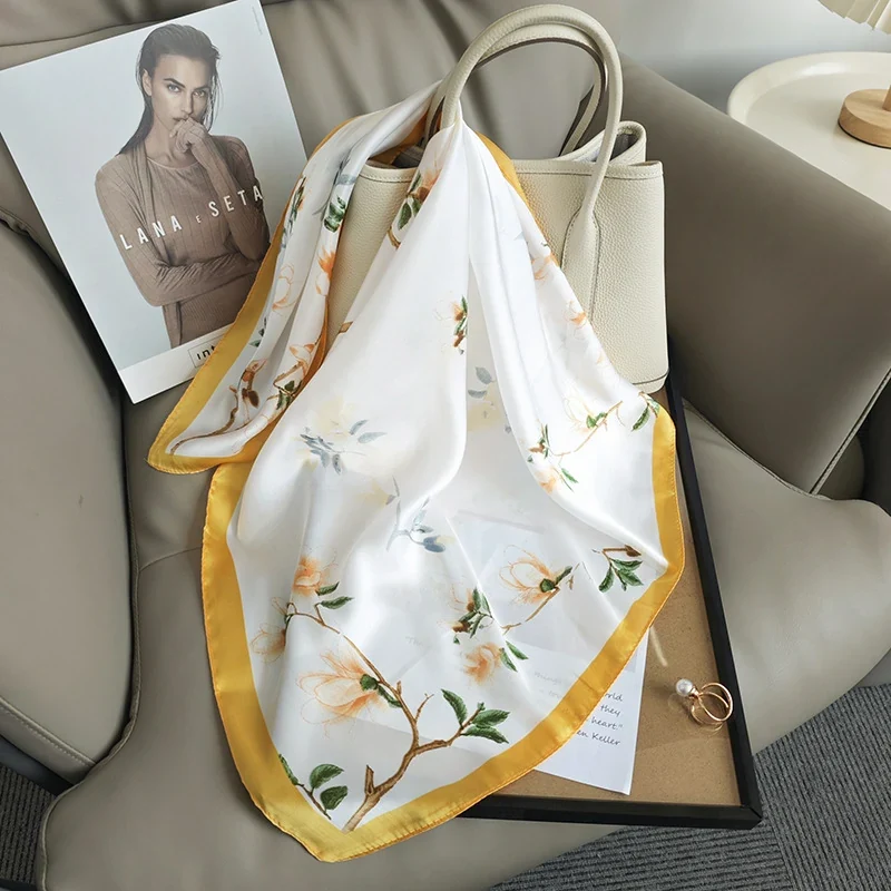 Fabrikant van vierkante sjaals van zijdeachtig polyester in bulk met elegante botanische designs.