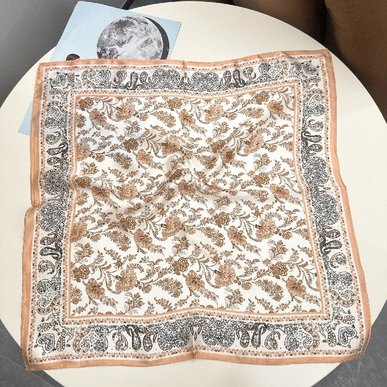 Vintage vierkante satijnen sjaal met bloemenprint en paisley-rand, groothandel