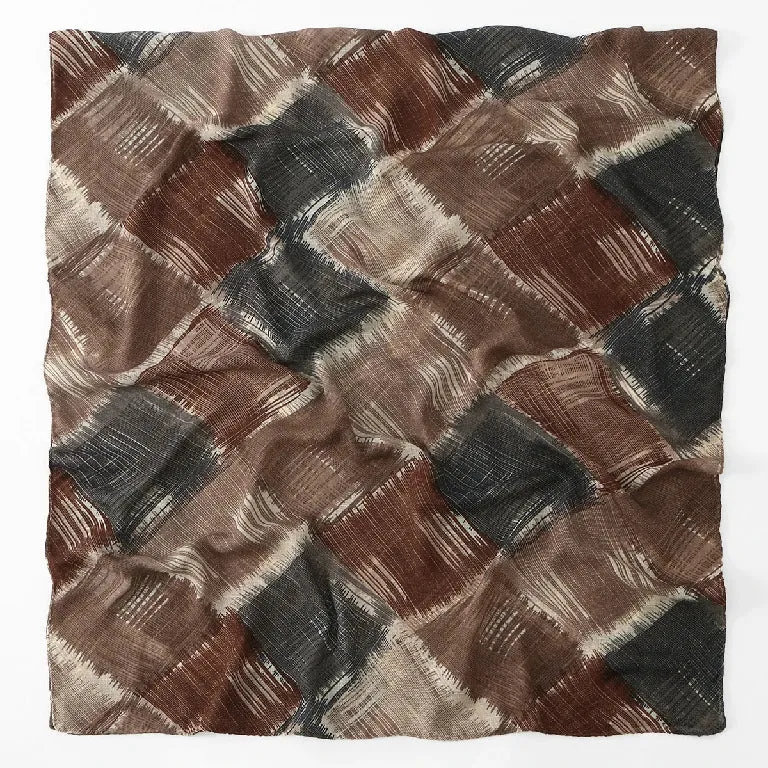 Damessjaal van chiffon in bruin met abstract ruitpatroon, lichtgewicht en modieus.