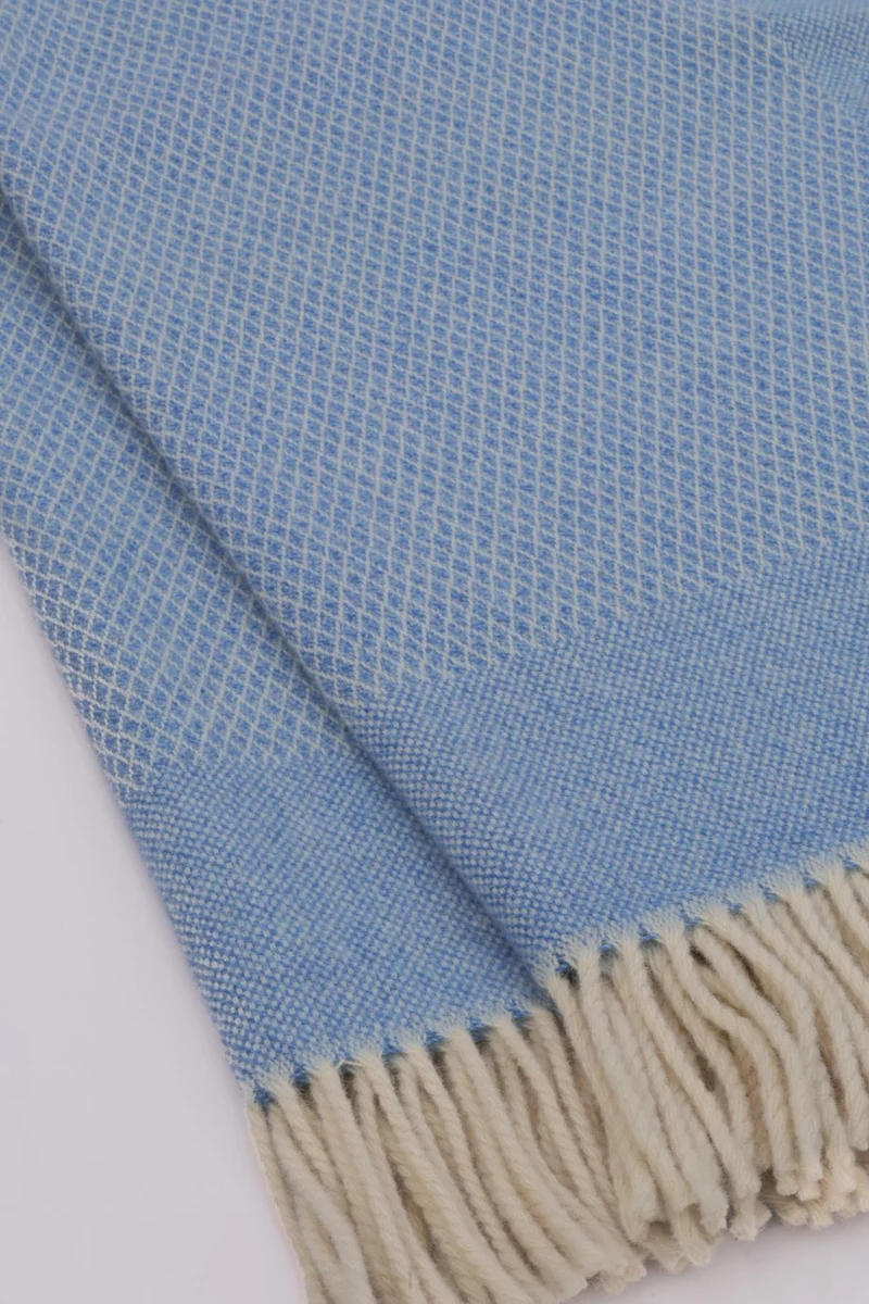 Kuuhi Lammwolle Kuscheldecke Rautenmuster Hellblau