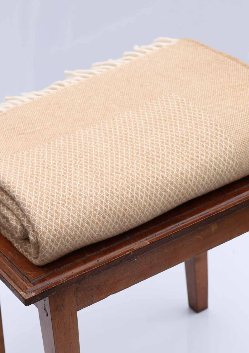 Kuuhi Lammwolle Kuscheldecke Rautenmuster Maisgelb