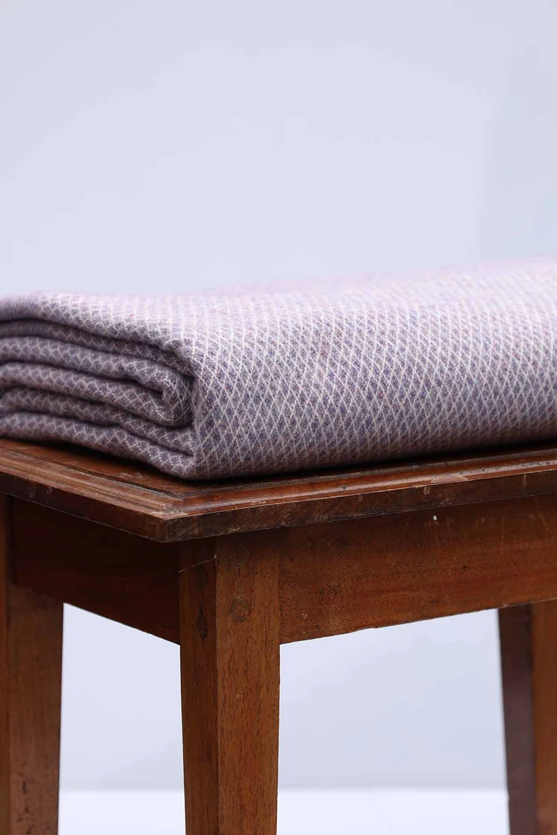 Kuuhi Lammwolle Kuscheldecke Rautenmuster Lavendel