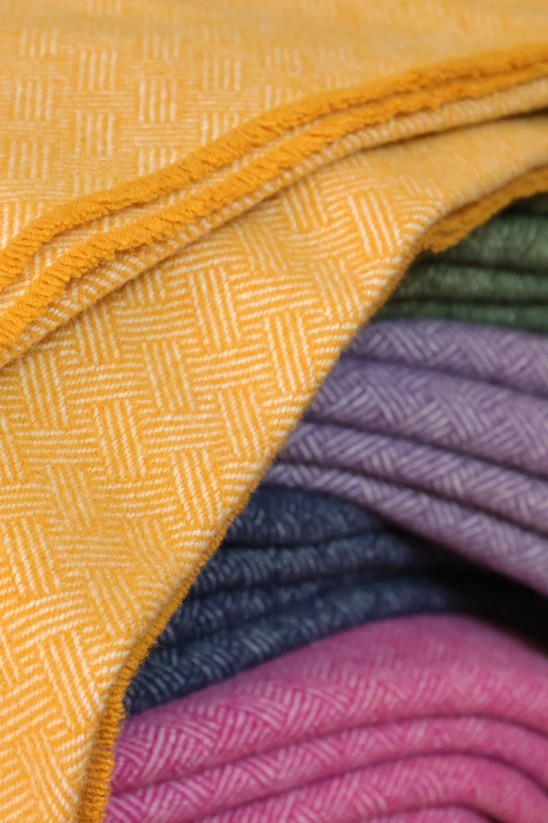 Kuuhi Lammwolle Kuscheldecke | Gelb und Creme | Antikes Linienmuster