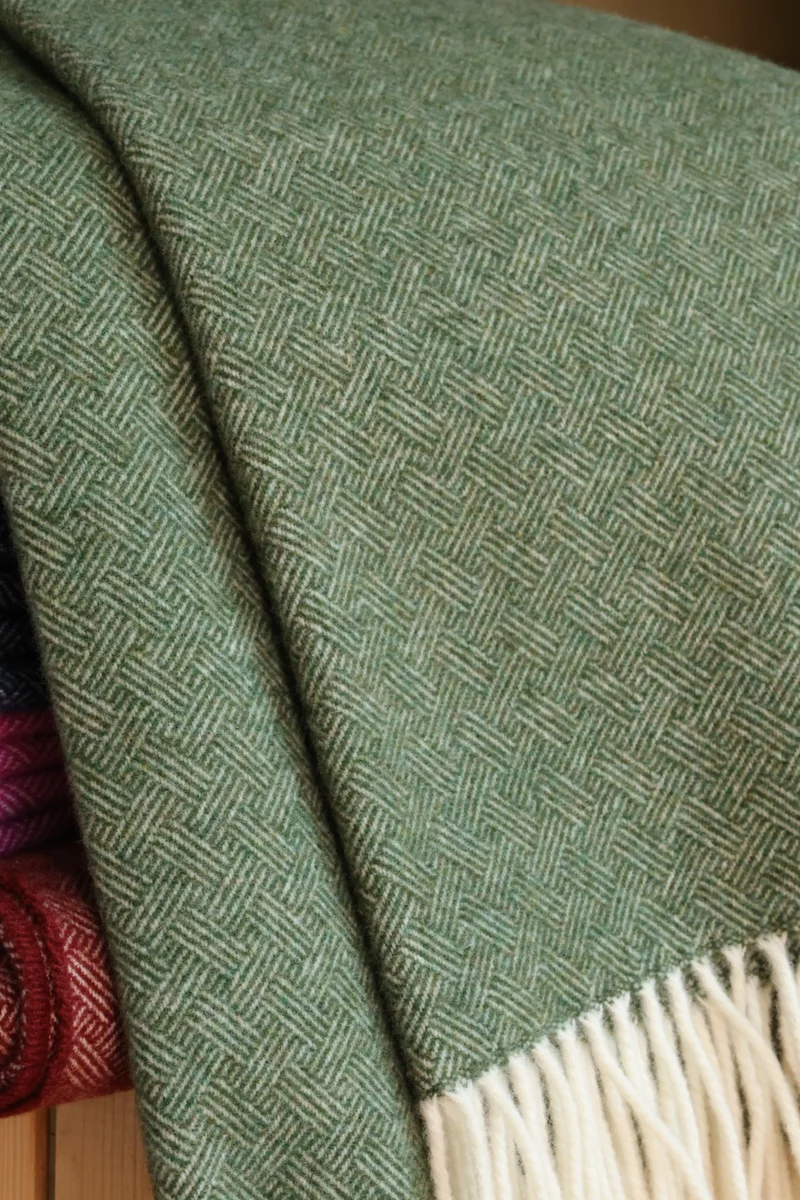 Kuuhi Lammwolle Kuscheldecke | Grün und Creme | Antikes Linienmuster