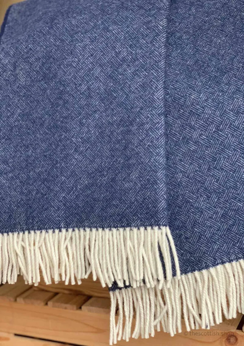 Kuuhi Lammwolle Kuscheldecke | Mitternachtblau und Creme | Antikes Linienmuster