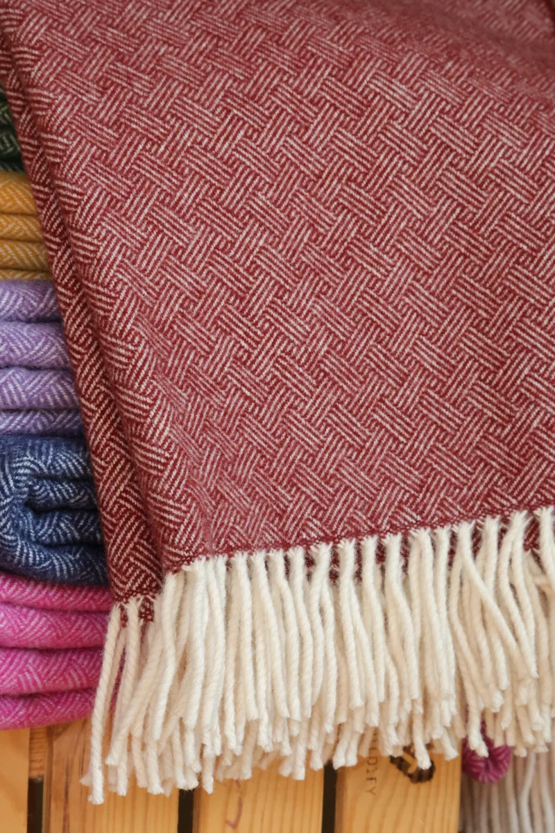 Kuuhi Lammwolle Kuscheldecke | Rot und Creme | Antikes Linienmuster