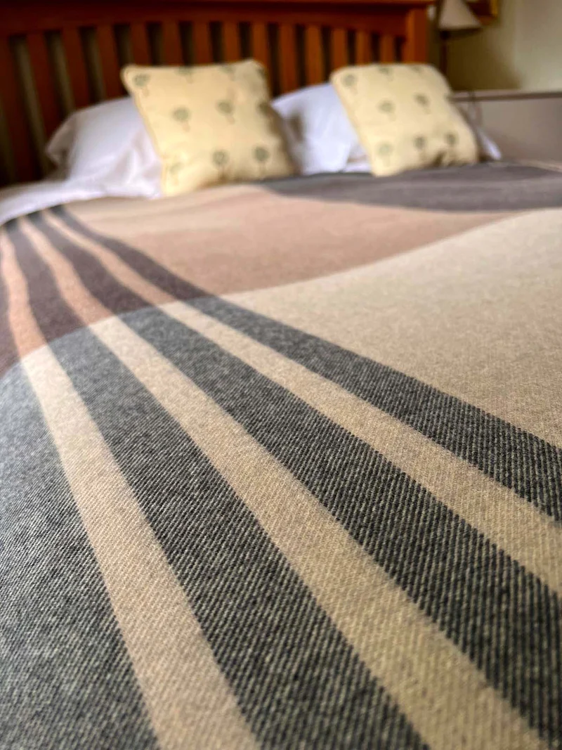 Kuuhi Kaschmir Plaid | Beige und Blau | In Schottland gesponnen und gewebt