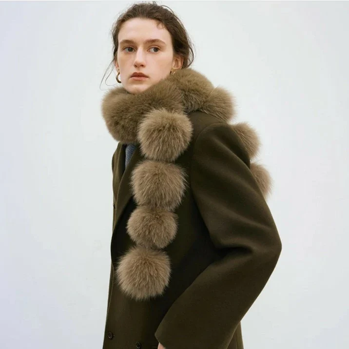 Groothandel in een sjaal met pompons voor de winter