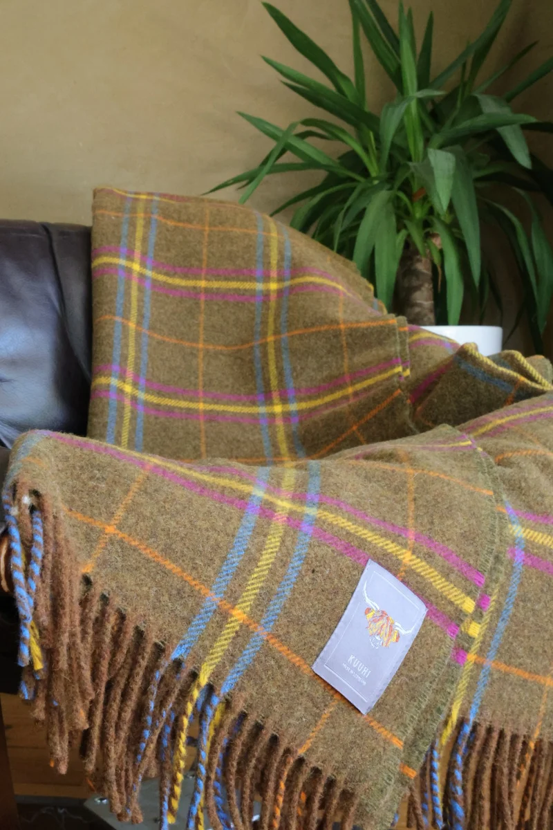Kuuhi Schottische Tartan Wolldecke Cairngorm | Braun-Beige · Pink · Lammwolle · Lavendelduft