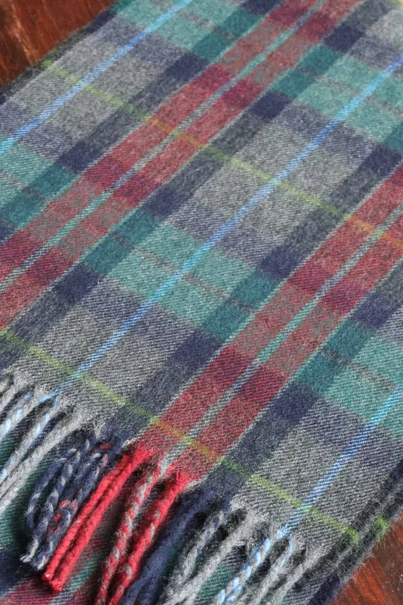 Kuuhi Tartan Kaschmirschal Modern Schottenkaro Inverary | Grau Blau Rot