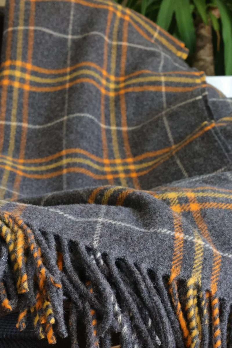Kuuhi Schottische Tartan Wolldecke Dunoon | Grau · Orange · Lammwolle · Lavendelduft