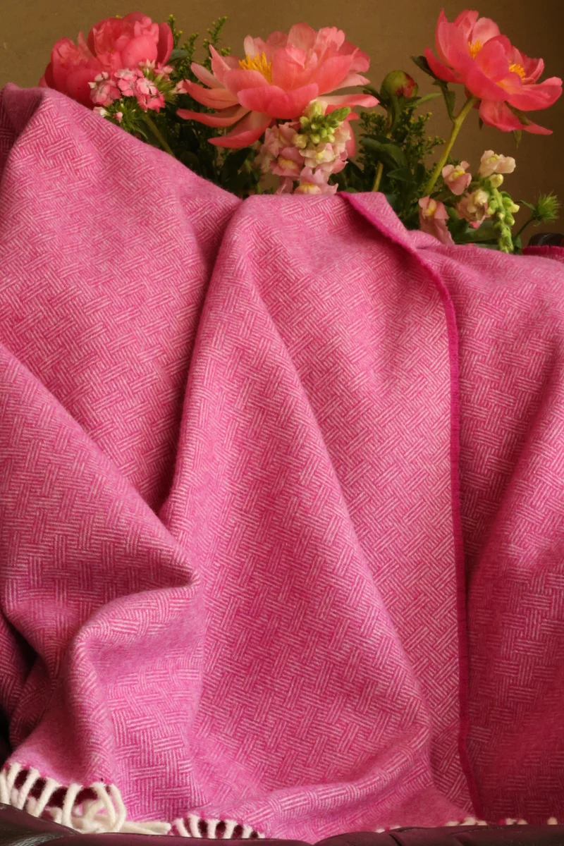 Kuuhi Lammwolle Kuscheldecke | Rosa und Creme | Antikes Linienmuster