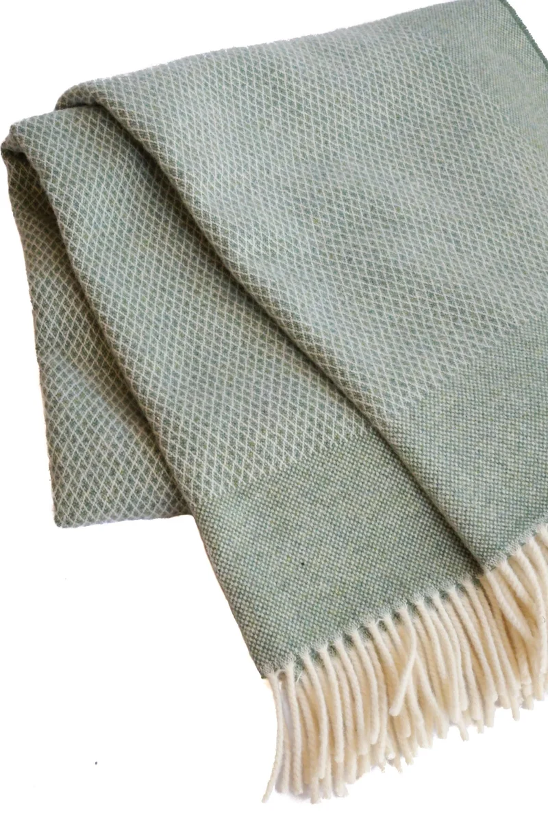 Kuuhi Lammwolle Kuscheldecke Rautenmuster Seegrün