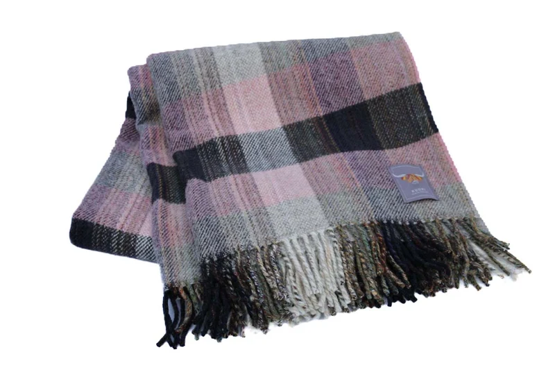 Kuuhi Farbige Wolldecke Rosa mit Fransen