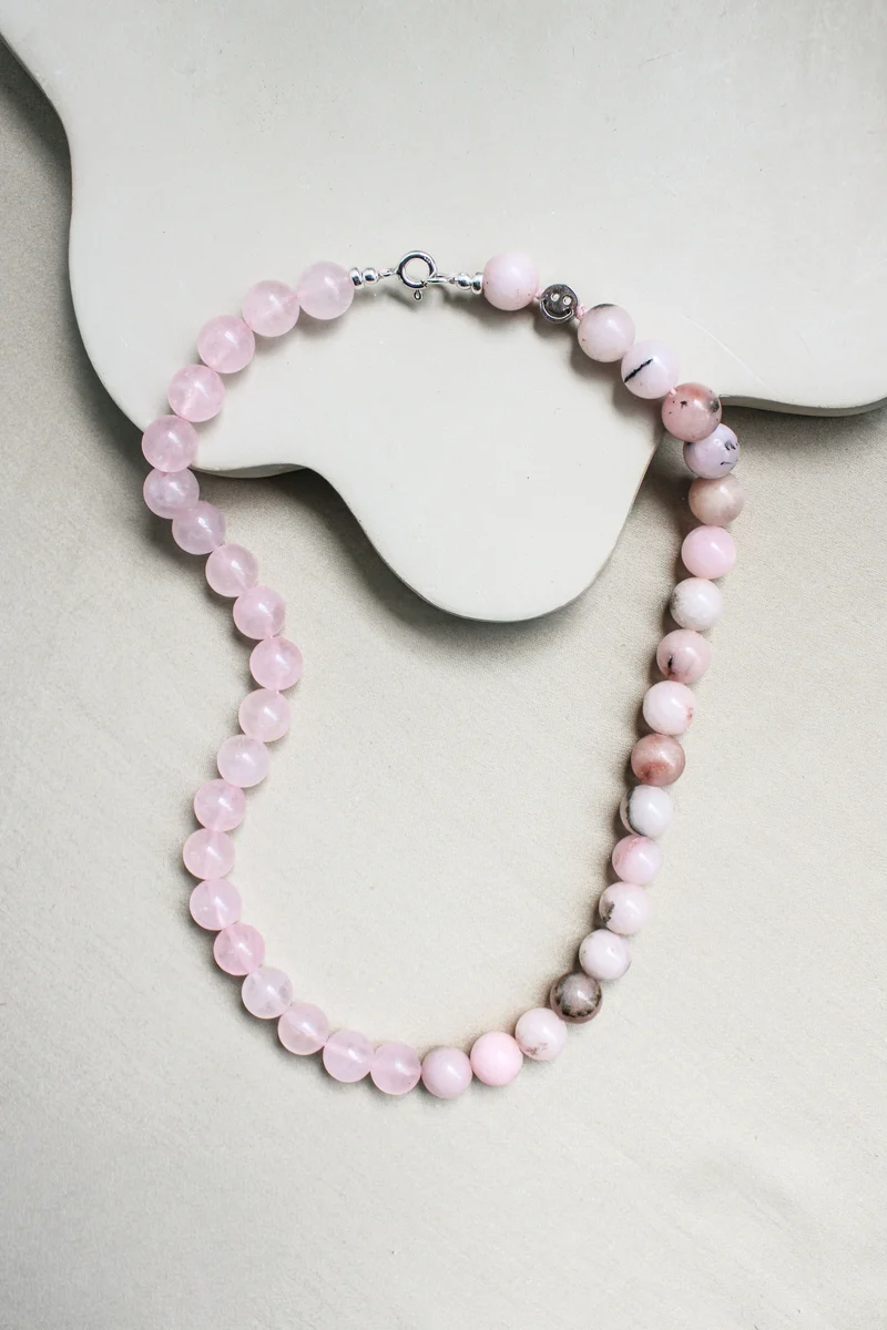 Rozenkwarts en sakura jaspis ketting 'Josie'