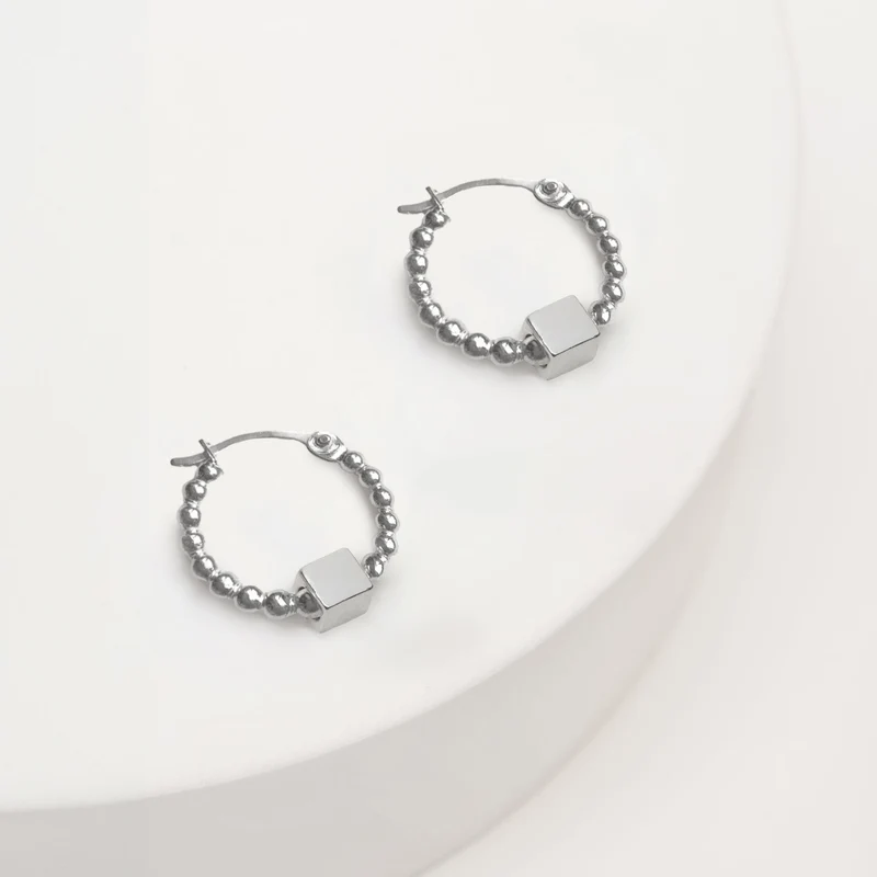 Solid as a Block oorbellen zilver pareldraad