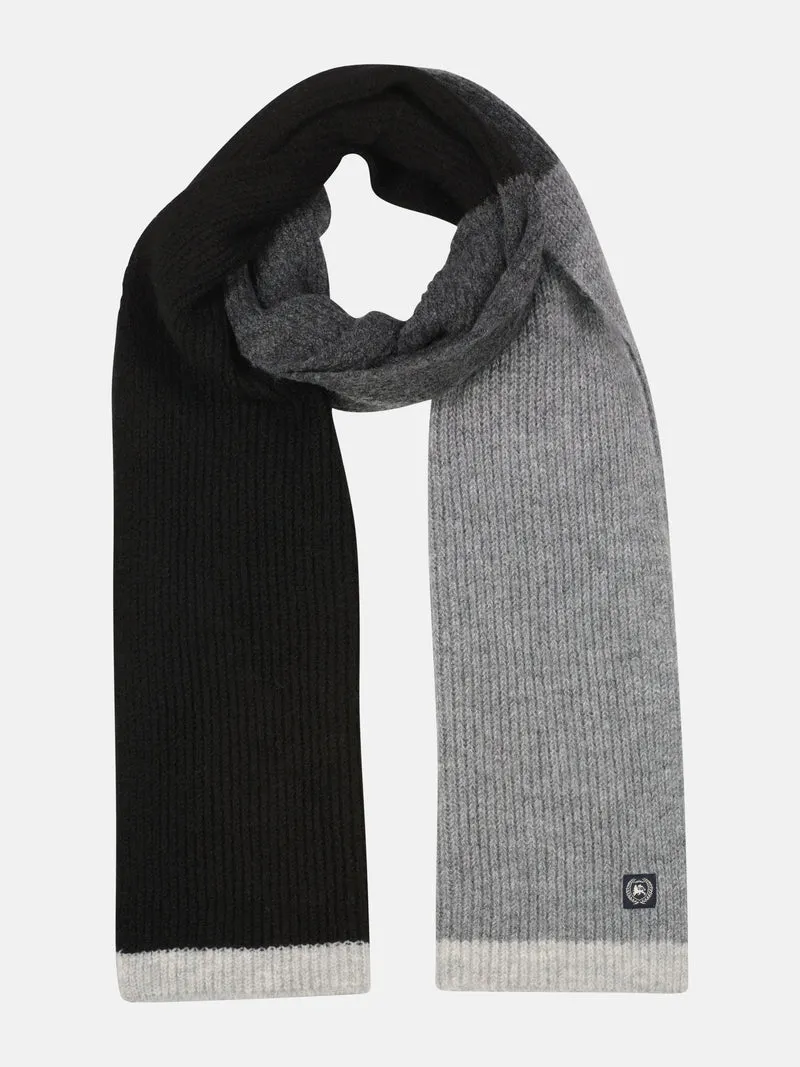 Lässiger, weicher Strickschal mit modernem Streifendesign