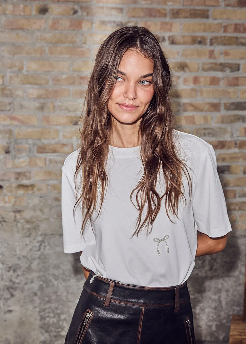 Haute L’Amitié Pearl Bow Tee strikjes wit