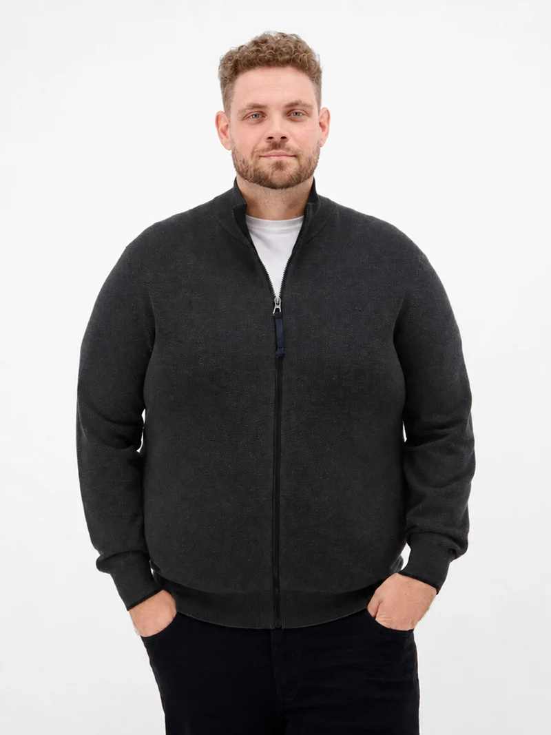 Dezent gestaltete Strickjacke in 2-Tone-Optik, große Größen