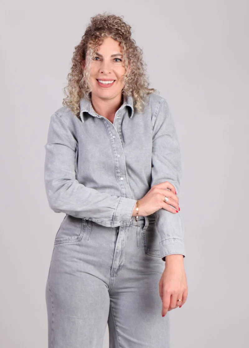 Homage blouse denim met parelmoer knopen Grijs