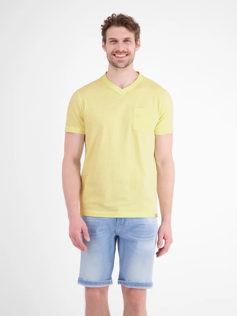 T-Shirt mit sportlichem V-Ausschnitt aus reiner Baumwolle