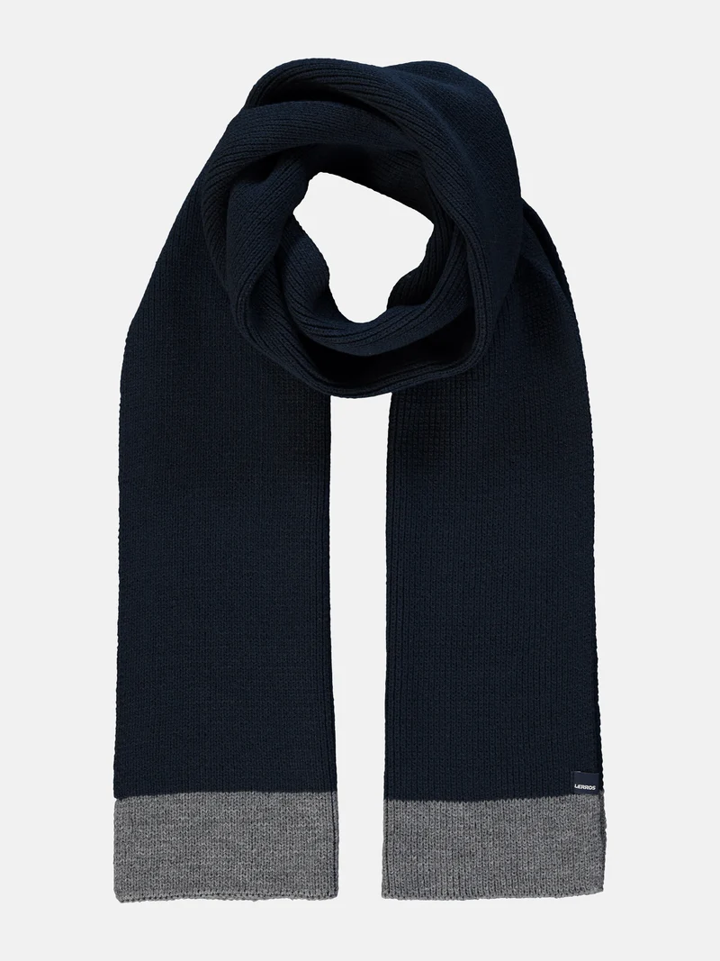 Strickschal mit schmaler Rippe