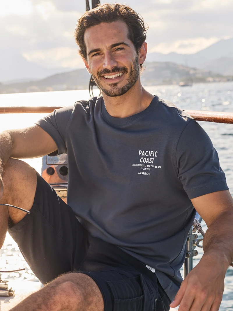 Sportliches T-Shirt aus Baumwolle mit Brust- und Rückenprint